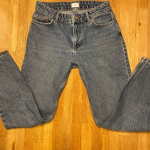 Blå jeans från Grunt - Snygga blå jeans från Grunt i klassisk stil. De har en knapp och dragkedja framtill samt fem fickor. Perfekta för en avslappnad look. Hör av dig vid några frågor.🙂