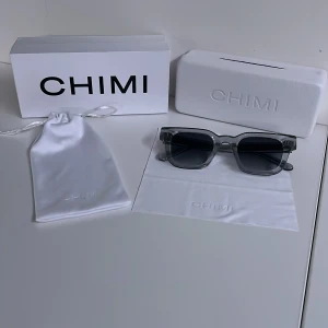 Grå solglasögon från CHIMI - Snygga grå solglasögon från CHIMI med en stilren design. modellen är ”04” Perfekta för att ge din stil en cool touch. nästa helt nya använt 5-10gånger, box osv fåra med,riktigt bra pris enligt mig,men priset går o diskutera (i snabb affär)