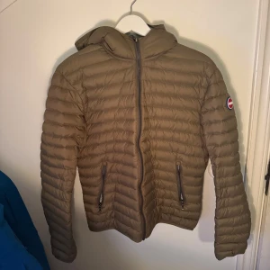 Colmar jacka - Colmar jacka i nyskick, använd någon vecka. Storlek M. Pris 2000