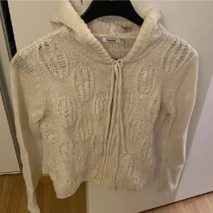 Vit stickad hoddie från Element - Har en annan annons uppe med FRI FRAKT Mysig vit creamvit stickad luvtröja/ kofta från med luva och dragkedja. Storlek xs-s 