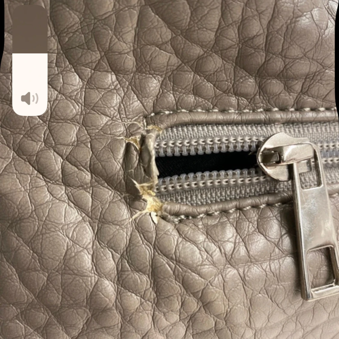 Beige axelväska med kedjedetaljer - 4