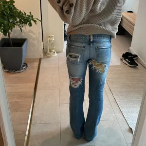 Lågmidjade jeans - Snyggaste jeansen ja äger!! Lite små på mig, darför säljer jag🙌🏻 Supersköna och en så snygg färg🥳Midjemått: 39-40 Innerbenslängd: 82,5