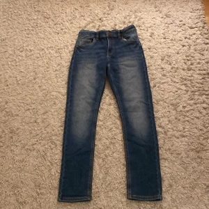 Blå jeans från  - Säljer ett par slim fit jeans riktig sköna och rekommenderar starkt.
