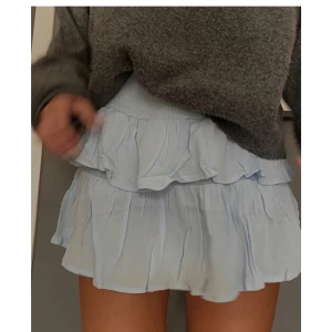 Ljusblå volangkjol - Söt ljusblå kortkjol med volanger perfekt till sommaren. Kjolen har en elastisk midja för bekväm passform. Från byanastasia.com som inte finns längre🩵