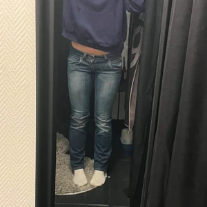 Lågmidjade lee jeans - Snygga blå jeans. De har en lågmidjad passform och är perfekta för en avslappnad look. Skriv för fler detaljer eller bilder💕