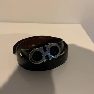 Ferragamo Bälte - Endast provat tyvärr inget og kvar, 1 egen gjort hål. Byten kan vara intressanta, kom med rimliga bud