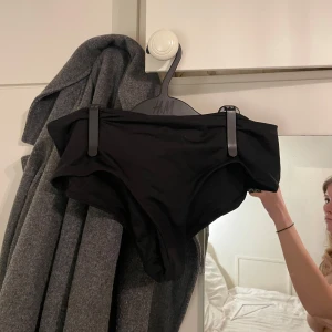 Svarta bikinitrosor från H&M - Snygga svarta bikinitrosor från H&M i en klassisk design. Storlek M, aldrig använda