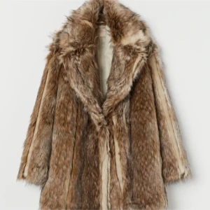 H&M FAUX Pälsjacka  - Säljer en lyxig brun pälsjacka med långärmad design. Jackan har en naturlig färgton och ger en elegant look. Perfekt för att hålla sig varm och stilren under kyliga dagar. Det lägsta jag kan tänka mig sälja jackan för är 900kr