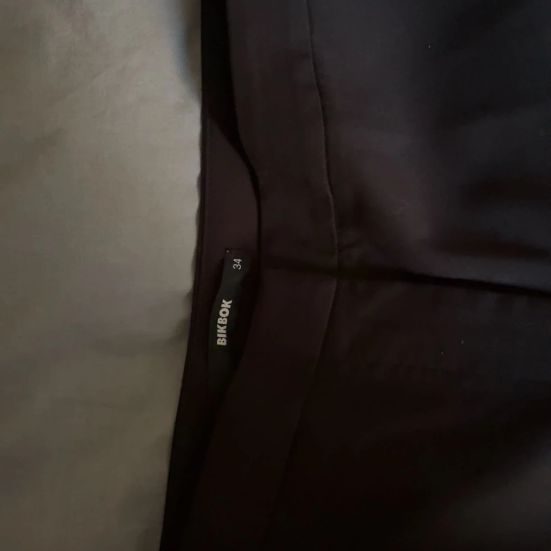 Svarta kostymbyxor från Bik Bok - 2