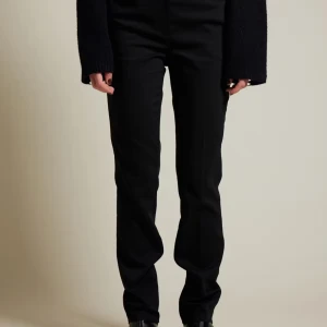 Svarta kostymbyxor från Bik Bok - Snygga svarta kostymbyxor från Bik Bok i en klassisk design. Byxorna har en rak passform och är perfekta för en stilren look. De har diskreta fickor baktill och en smidig dragkedja framtill. Helt nya och prislappen finns kvar. Originalpris 599💕