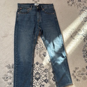 Blå jeans från 157 - Snygga blå jeans från 157 med klassisk design. De har en rak passform och är tillverkade i slitstarkt denim. Perfekta för en avslappnad stil.