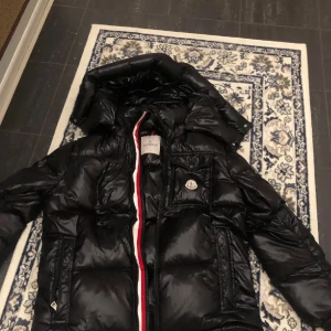 Moncler  - Säljer en skit snygg svart Moncler puffer jacka då den inte kommer till andvändning 