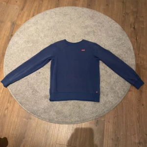 Blå sweatshirt från Levi's - Säljer en snygg blå tröja från levis. Köptes ny för 700kr. Aldrig använd, helt ny i strl S.