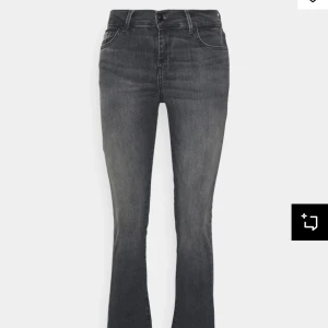Grå jeans från LTB - Gråa snygga lågmidjade LTB jeans i storlek 27/32🤍 knappt använda så mycket bra skick, köpte på zalando, ny pris runt 800