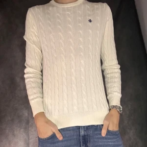 Morris kabelstickad tröja - Mycket fint skick, size s. Modell 180, 63 kg. Bundle ger billigare priser per plagg.