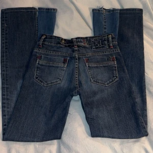 Mörkblå bondelid jeans - Säljer mina mörkblå jeans med as snygga bakfickor från bondelid för att de inte kommer till andvändning. jag har sytt dom bootcut själv!  ❤️❤️skriv till mig vid frågor om mått❤️