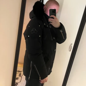 Moose Knuckles - Moose Knuckles jacka 3q neoshear black/ black  Har kvitto digitalt  Jackan är hel, märket på ena armen är lite slitet pga slog emot en dörr. Annars är allt bra.  Kan gå ner i pris vid snabb affär