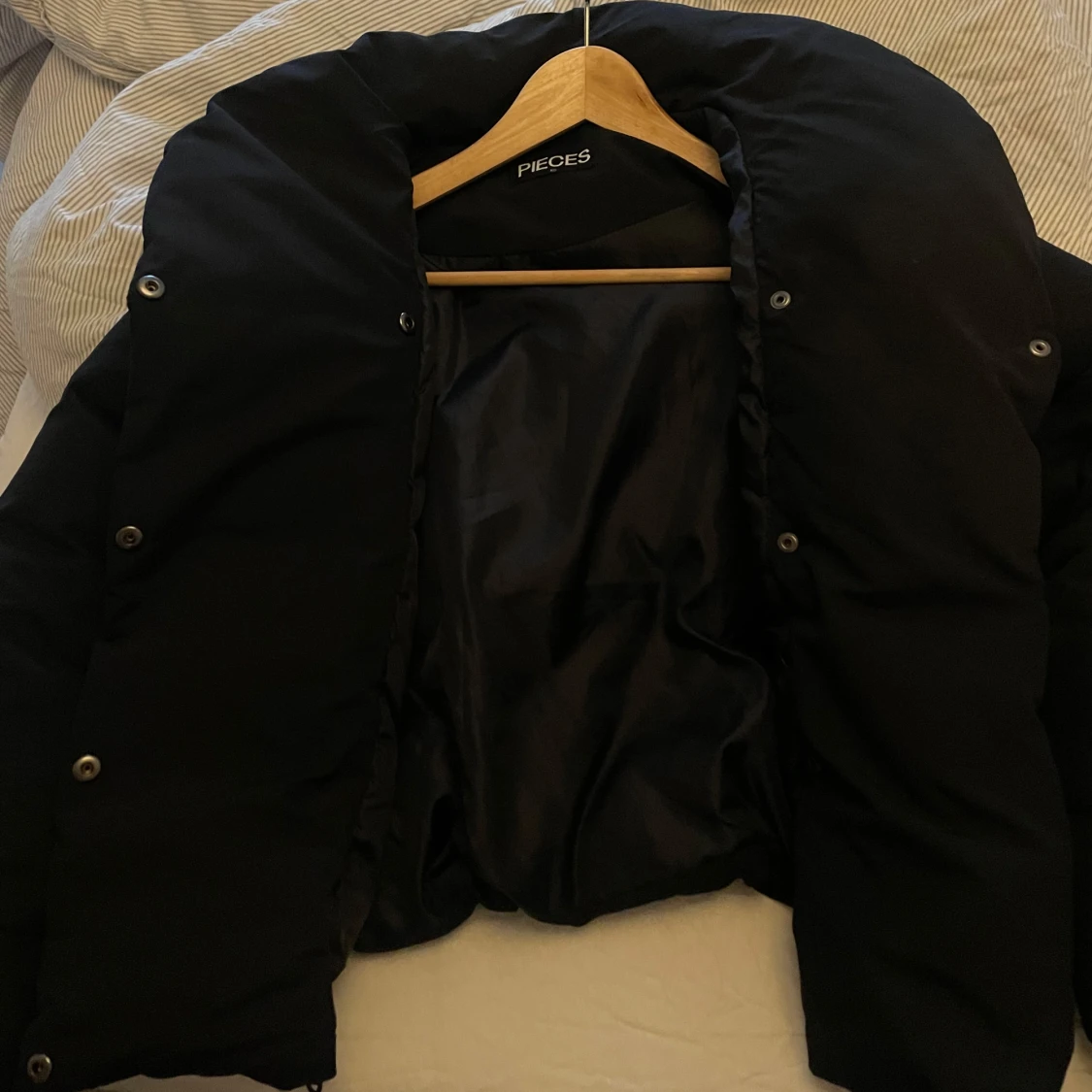 Svart pufferjacka från Pieces - 2