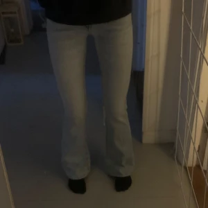 Ljusblå bootcut jeans - Snygga ljusblå bootcut jeans med en snygg passform. Jeansen har en dragkedja och knapp framtill. Den ända defekten är att jeansen har fått ett litet hål på bakfickan, annars i utmärkt skick. 