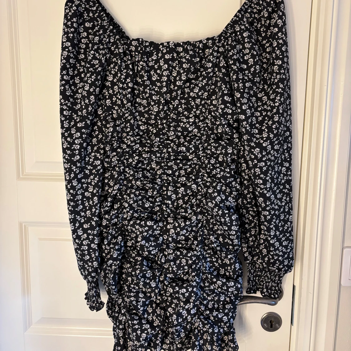 Blommig klänning med volangdetaljer