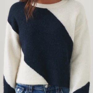 Svartvit stickad tröja gina - Snygg och mysig stickad tröja i svart och vitt st 170 säljs då den aldrig är andvänd skriv för egna bilder