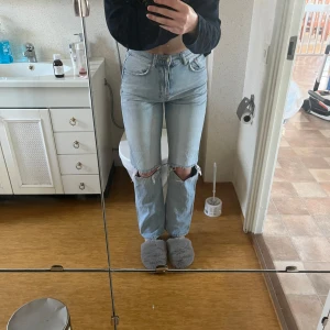 Ljusblå jeans från Gina Tricot - Säljer ett par ljusblå jeans från Gina Tricot. De säljs då de inte kommer till användning. Mycket bra skick! Kontakta mig för fler bilder eller vid eventuella frågor!🫶🏻