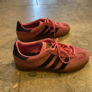 Rosa Adidas Gazelle sneakers - Snygga rosa Adidas Gazelle sneakers, näst intill oanvända. Är lite smutsiga på baksidan men absolut inget man tänker på när man har dom på sig! St.40 och passar mig bra som vanligtvis har 39-40 i skor. Köpta i slutet av sommaren 🌸🩷
