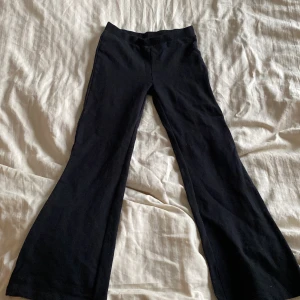 Svarta byxor från Kappahl - svarta tights som är flare från Kappahl med bootcut-stil. Mjukt och bekvämt material. Nåpgot slitna kring sömmar inuti men inget man påverkas av. Storlek 146 från Kappahl💗