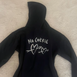 Ma chérie tröja - En hoodie med ma chérie tryck på fram och baksida
