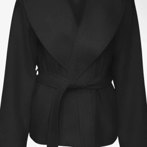 Svart kappa med knytband VERO MODA - Snygg svart kappa med knytband i midjan från Vero Moda. Knappt använd 💓