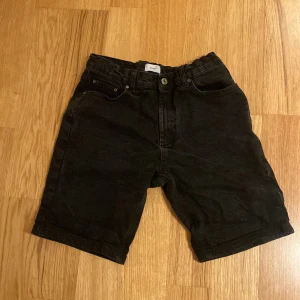 Grunt jeansshorts  - Jeansshorts från märket grunt, modell clint Night Shorts i storlek 28. Skick 9/10