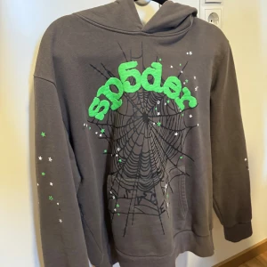 Sp5der hoodie - Koftan är ny har använt den bara en gång och säljer den för att jag tycker inte så mycket om den längre men annars är den perfekt 