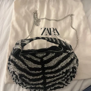 Mini väska med paljetter - Så snygg väska från Zara, ny med lappar kvar! Köpt för 559kr ( Höjd x Bredd x Djup: 12 x 19,5 x 12 cm )