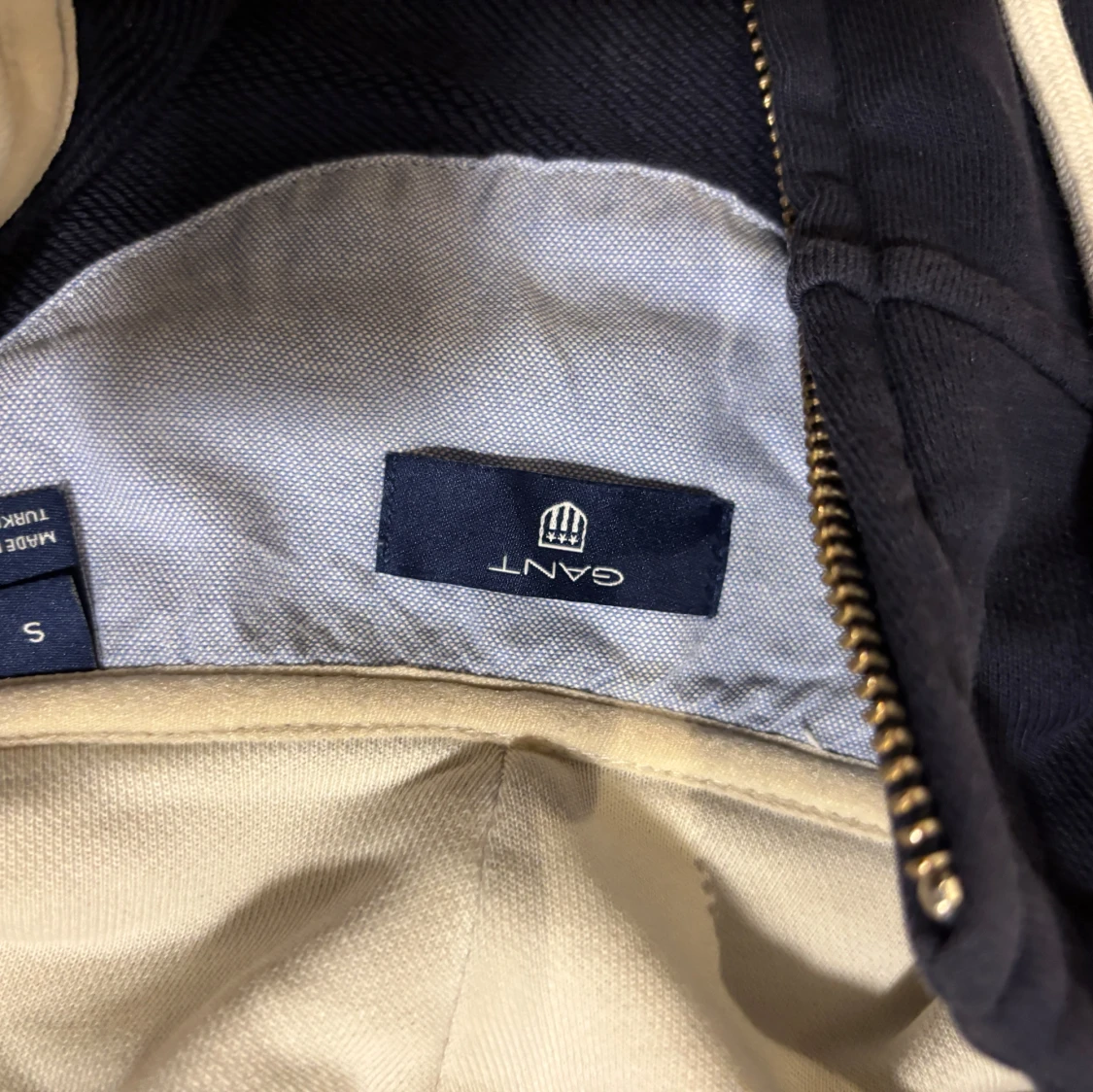 Mörkblå hoodie från GANT - 1