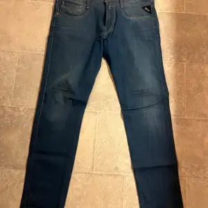 Snygga blå jeans från Replay med klassisk femficksdesign och diskret Replay-logga på fickan. De har en modern passform och är perfekta för en stilren look. Tillverkade i ett slitstarkt material som ger en bekväm känsla hela dagen.