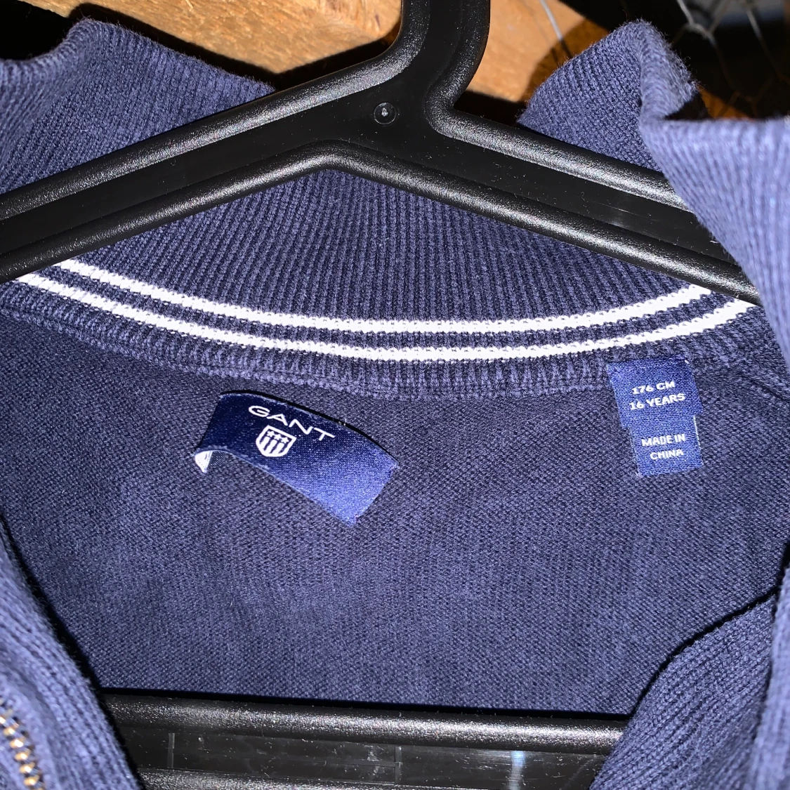 Mörkblå tröja med dragkedja från Gant - 1