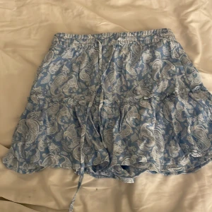 Blå kjol från Zara🩵🩵 - Säljer min helt oanvända kjol från zara! Den har inbyggda shorts oxkså! 🩵🩵 jättefin på sommaren🩵 nypris: ca 330🩵Passar på nån som har storlek S🩵