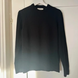 Svart tröja från Zara Origins - Säljer en stilren svart tröja från Zara Origins. Tröjan har en klassisk design med långa ärmar och rund halsringning.