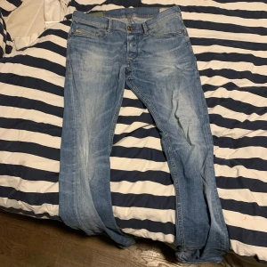 Jeans från diesel  - Jeans från diesel har andvänt dom 5 gånger ungefär men är inte så sugen på dom längre. köpte dom för 1500 sek har jag för mig 