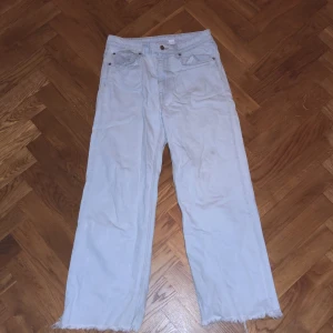 Ljusa jeans med fransiga kanter - Snygga och coola flared jeans som är ljusblåa, funkar på både tjejer och killar 