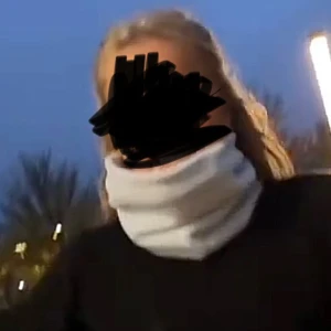 Vit buff - Säljer en enkel och vit halsduk. Perfekt för att hålla värmen under kyliga dagar. Den är mjuk och bekväm att bära. hemma gjord, sydd för hand.