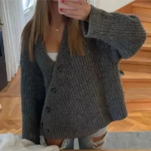 Eftertraktad & other stories kofta💓💓 - intressekoll på min så så fina och gosiga other stories kofta!!💗väldigt eftertraktad så säljer bara vid bra pris. passar xs-m, vid köp av fler varor kan jag gå ner i pris!!💖