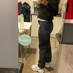 Mörkblå jeansbyxor - Snygga mörkblå mid waist jeans  med rak passform. Perfekta för en avslappnad stil. Kombinera med sneakers för en cool look.