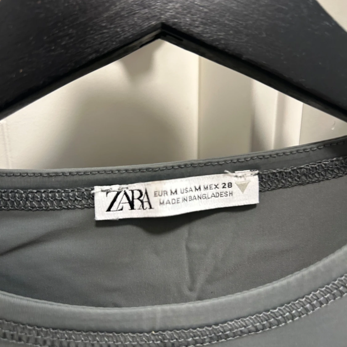 Militärgrön t-shirt från Zara - 3