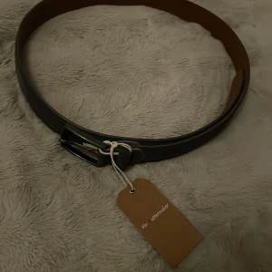 Mocka bälte från Mr. Buttermaker - Säljer nu ett sprillans nytt mocka bälte i färgen grå, passar riktigt bra till styling och en avslappnad look. Nypris ca 499kr mitt 389kr. Pris går att diskuteras om man följer! Mvh Småland, bolaget 