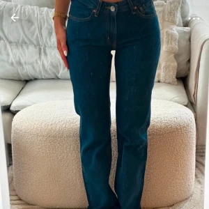 MörkBlåa jeans - Superfina mörkblåa jeans som jag säljer få dem inte kommer till användning, dom passar till allt och dom är sköna jeans!