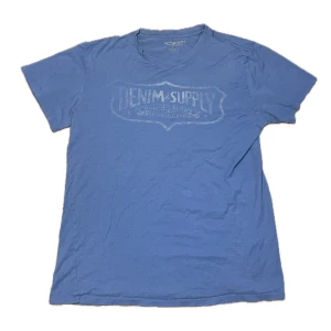 Ralph Lauren Denim & Supply T-Shirt - Blå Ralph Lauren Denim & Supply T-Shirt. Tecken på använding förekommee utöver det urtvättade trycket. 