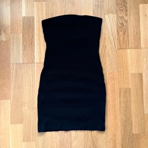 Bandeauklänning - Ribbstickad bandeauklänning i mini längd! Har aldrig använts, nyskick! Det är bara att skriva om du har några frågor! <3 