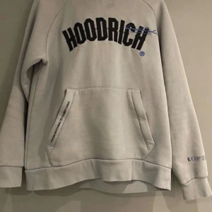 Hoodrich - Finns en lite fläck uppe vid halsen syns på bild 1