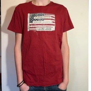 Denim and supply Ralph Lauren T-shirt  - Säljer en röd t-shirt från Ralph Lauren.  T-shirten är tillverkad i 100% bomull och har en klassisk passform. Skickar helst med PostNord. 